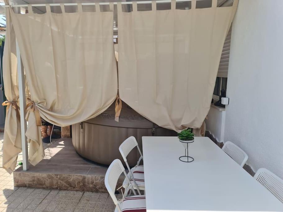 "Linda'S Guest House" Beach House With Private Patio & Hot Tub, 3 Min From The Beach Costa da Caparica Dış mekan fotoğraf